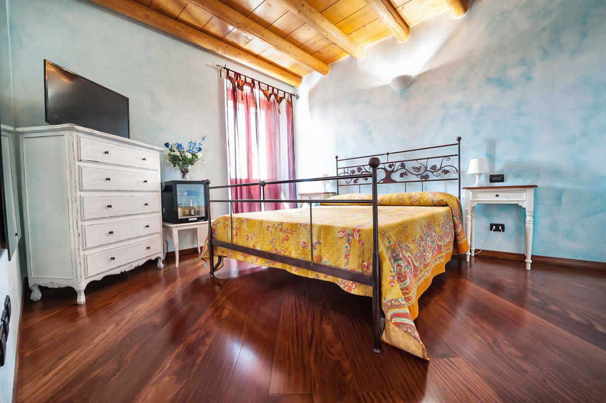 Magnificent Historical 7 BDR Villa with swimming pool, Sirmione, Lake Garda