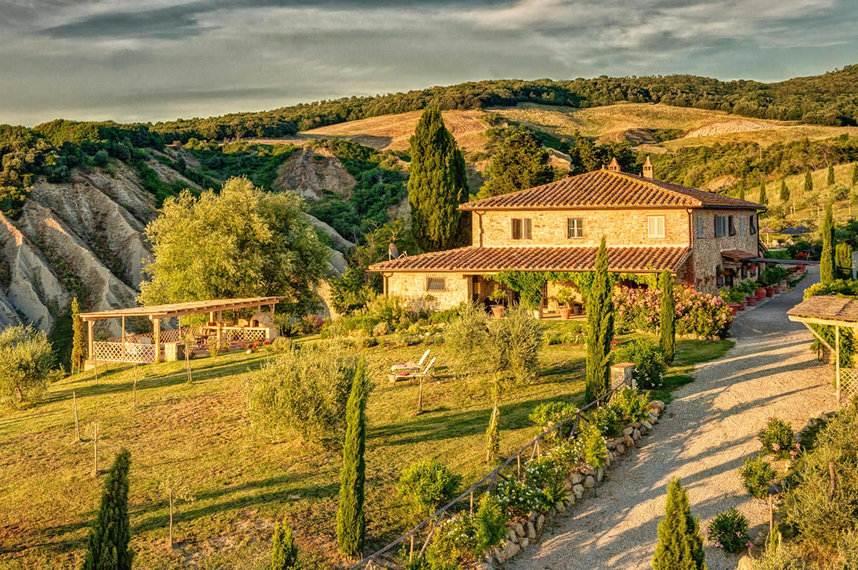 Stunning Tuscan farmhouse in idyllic setting, private panoramic pool, Florence, Tuscany
