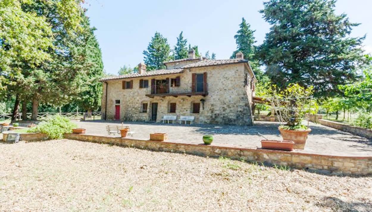 Renovated 5 BDR farmhouse, beautiful views, San Donato, Chianti, Tuscany