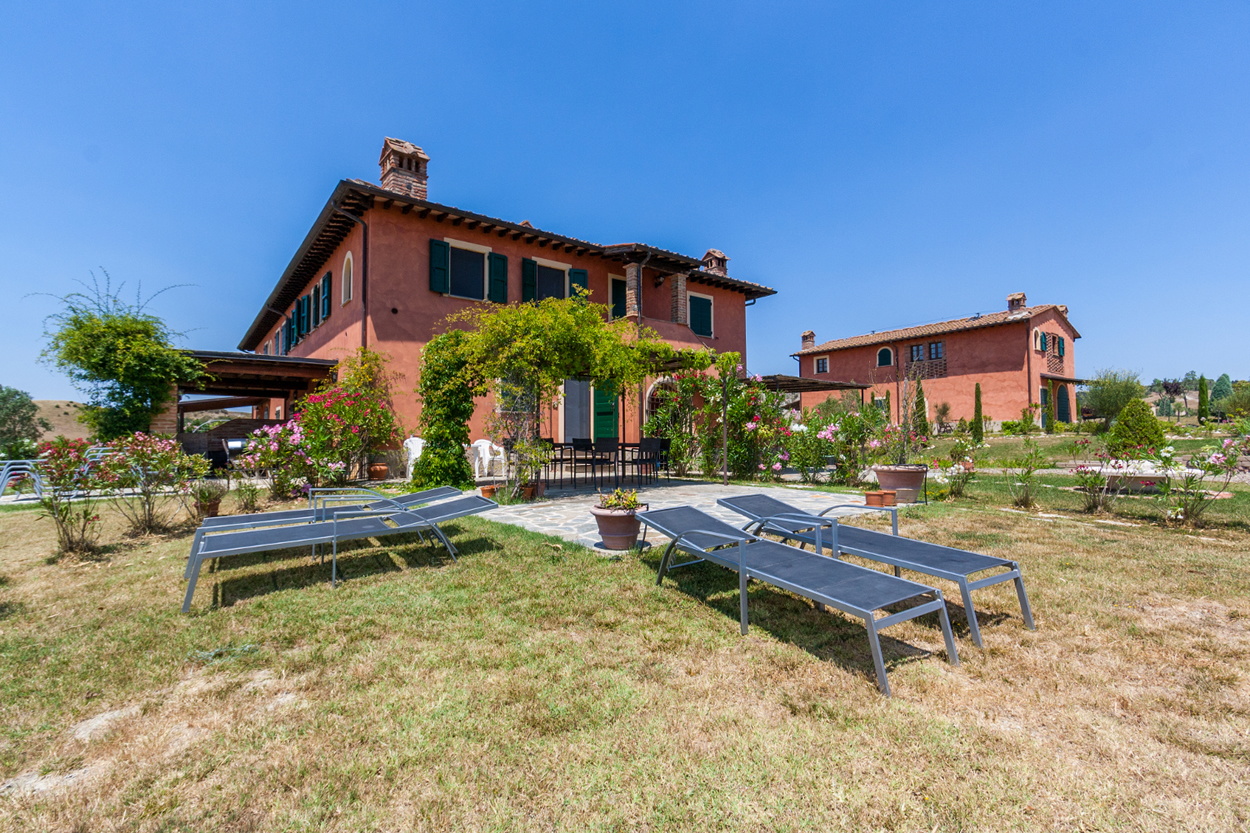 Apartment in farmhouse, shared pool, wonderful views, Castelfalfi, Florence, Tuscany