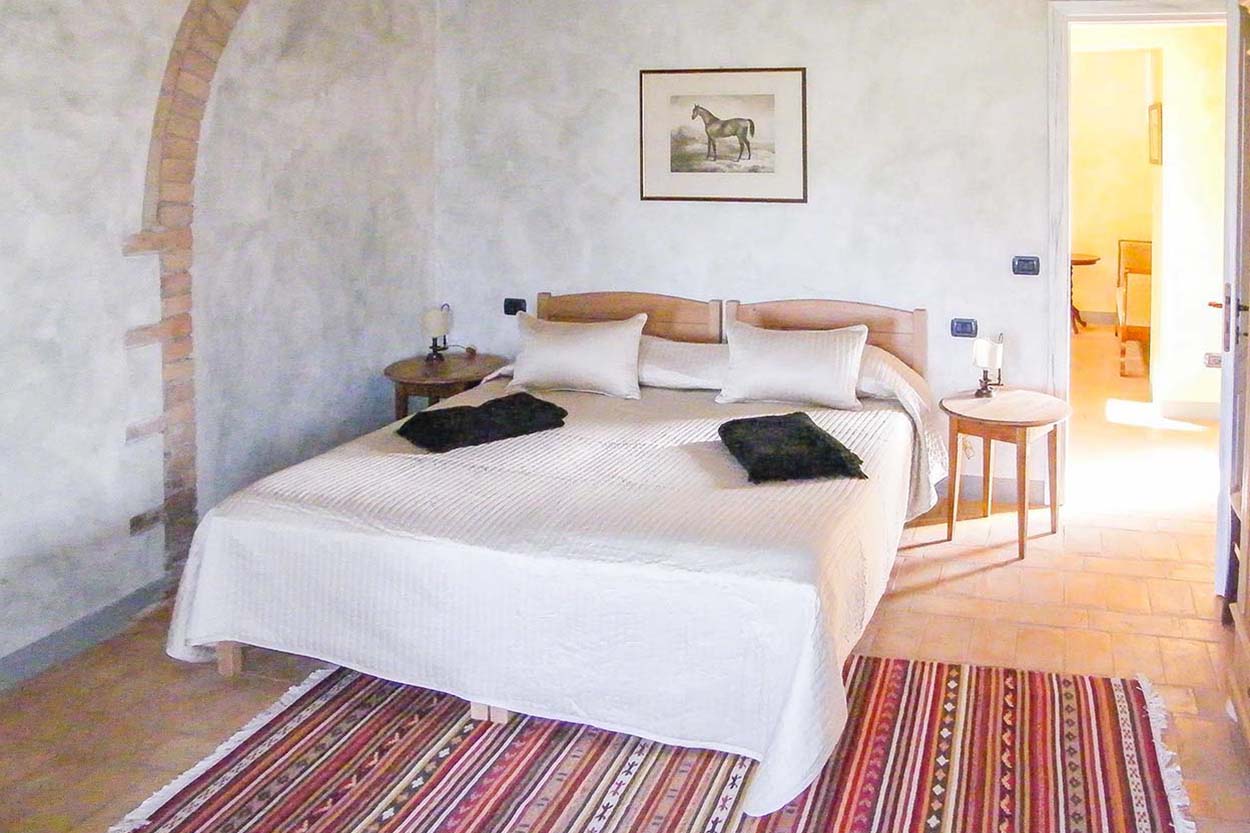Superb 3/4 bedroom apt. in converted barn with swimming pool, Radicondoli, Siena, Tuscany