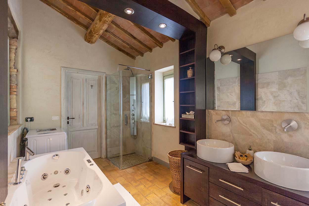 Superb 3/4 bedroom apt. in converted barn with swimming pool, Radicondoli, Siena, Tuscany