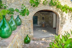Authentically restored semi-detached Tuscan farmhouse with vineyard, Siena, Tuscany