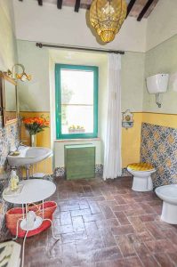 Authentically restored semi-detached Tuscan farmhouse with vineyard, Siena, Tuscany