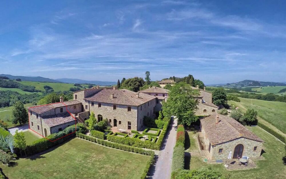 Stunning 2 bedroom semi detached farmhouse with infinity pool, Volterra, Pisa, Tuscany