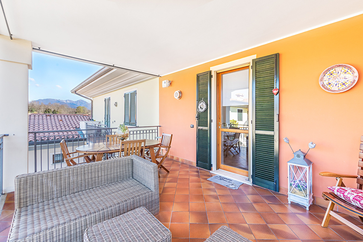 Gorgeous 2 BDR apartment with terrace and pool, Polpenazze, Lake Garda