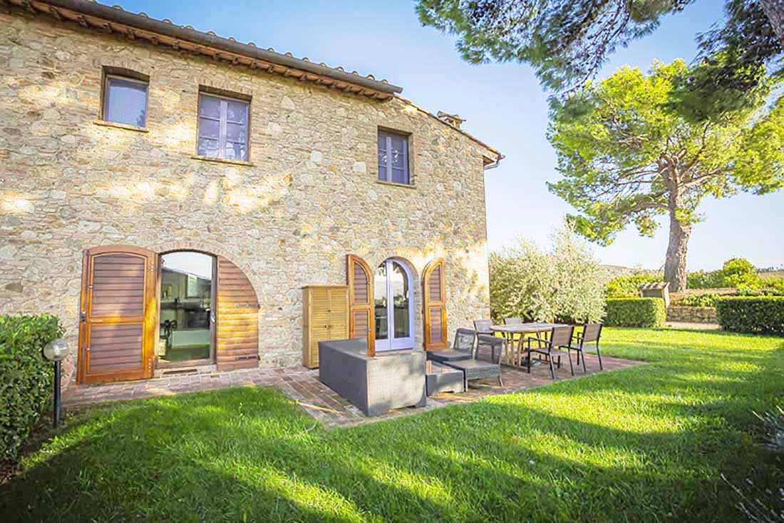Beautiful apartment in hamlet, private garden, panoramic swimming pool Volterra, Pisa, Tuscany