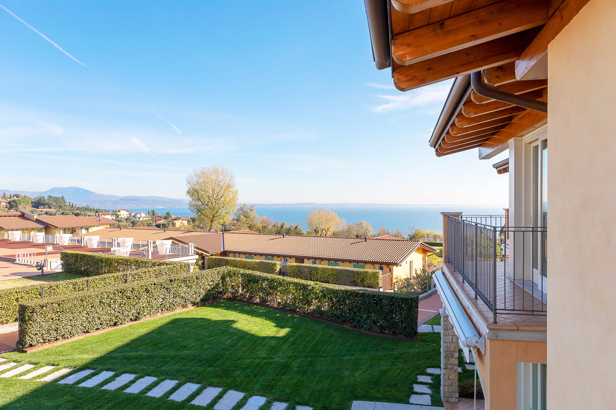 Beautiful apartment with lake views, swimming pool, Manerba, Lake Garda