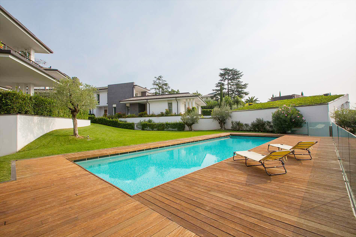 Modern 2 BDR apartment, Lake views & Swimming pool, Padenghe sul Garda, Lake Garda