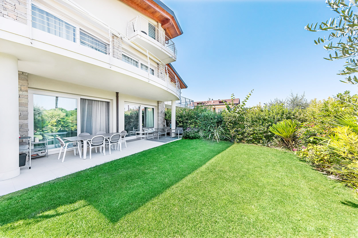 MODERN 3 BDR APARTMENT WITH GARDEN, SHARED SWIMMING POOL, SIRMIONE