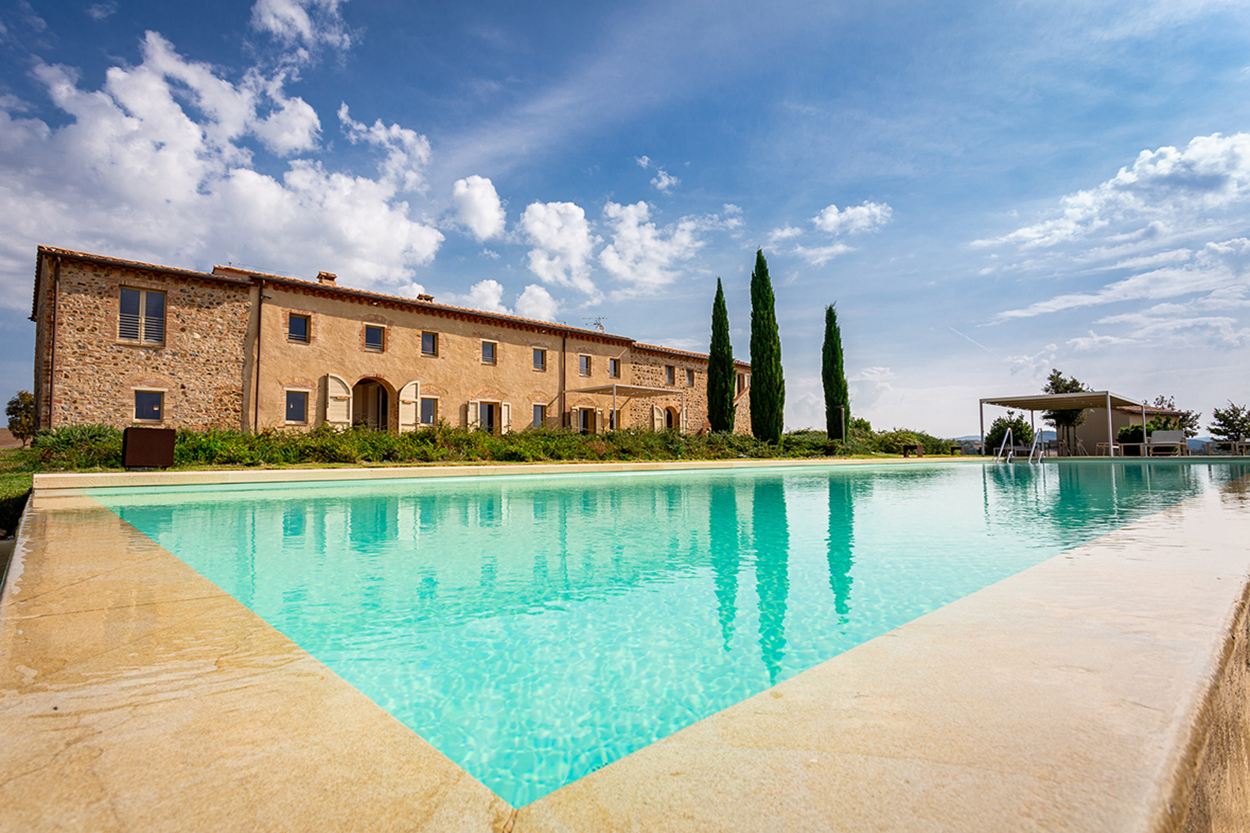 STUNNING 5+ BDR FARMHOSUE, SALTED & HEATED POOL, PRIVATE ESTATE, VOLTERRA, TUSCANY