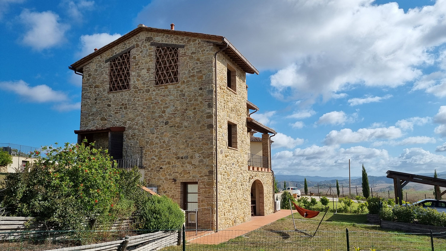 A1 RATING FARMHOUSE, 3 BDR, SHARED SALT WATER SWIMMING POOL, VOLTERRA, PISA TUSCANY