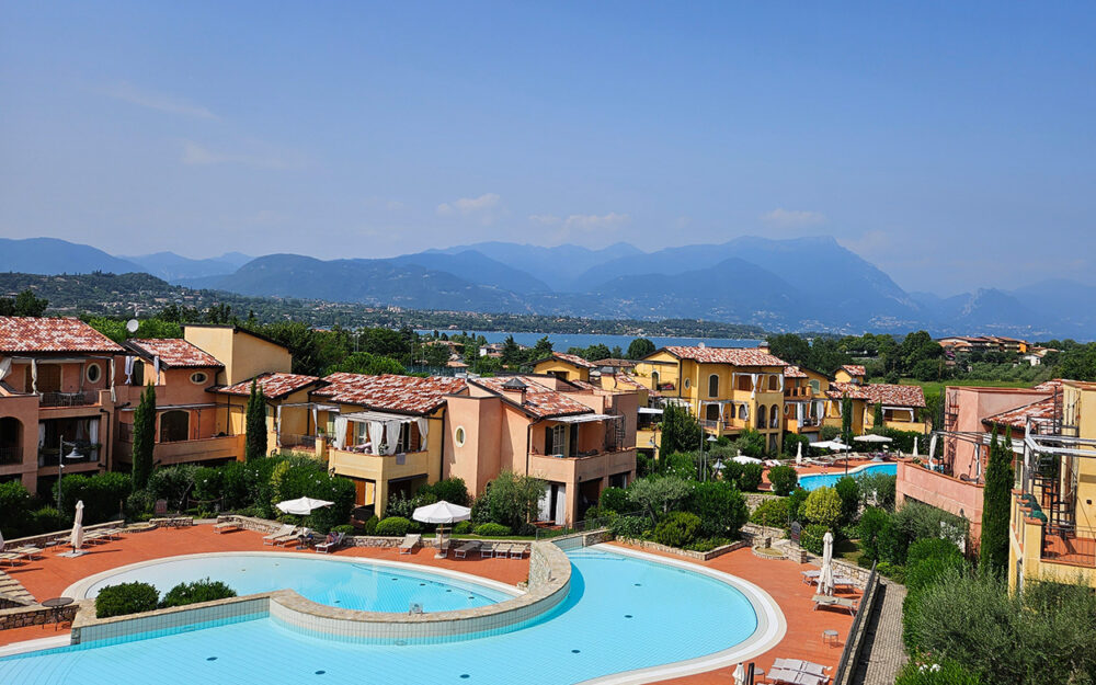 MODERN 2+1 BDR APARTMENT, PRIVATE GARDEN, SWIMMING POOLS, MANERBA DEL GARDA, LAKE GARDA