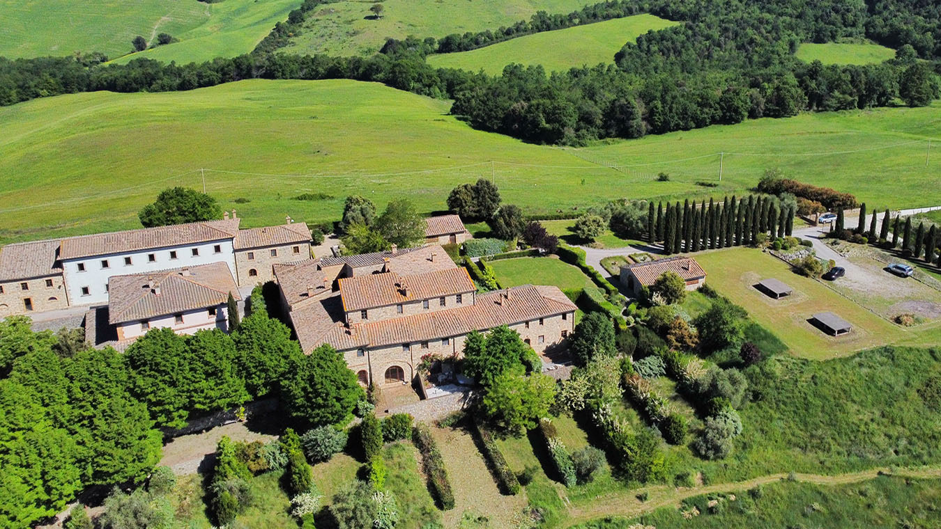 BRIGHT & WELCOMING APARTMENT, GARDEN, INFINITY POOL, VOLTERRA, PISA, TUSCANY