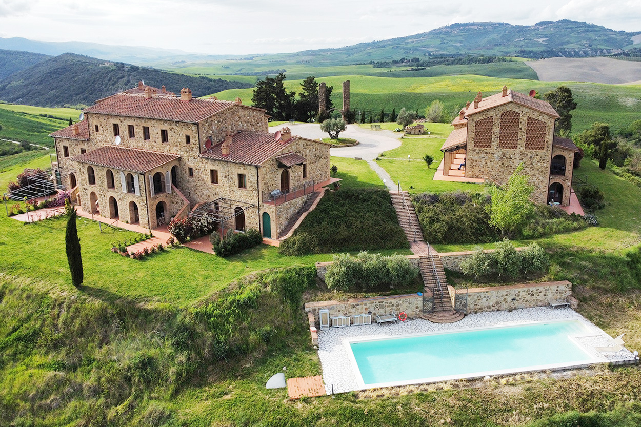 BEAUTIFULLY RESTORED 2+1 BEDROOM PROPERTY, PRIVATE GARDEN, SHARED SWIMMING POOL, VOLTERRA, PISA, TUSCANY