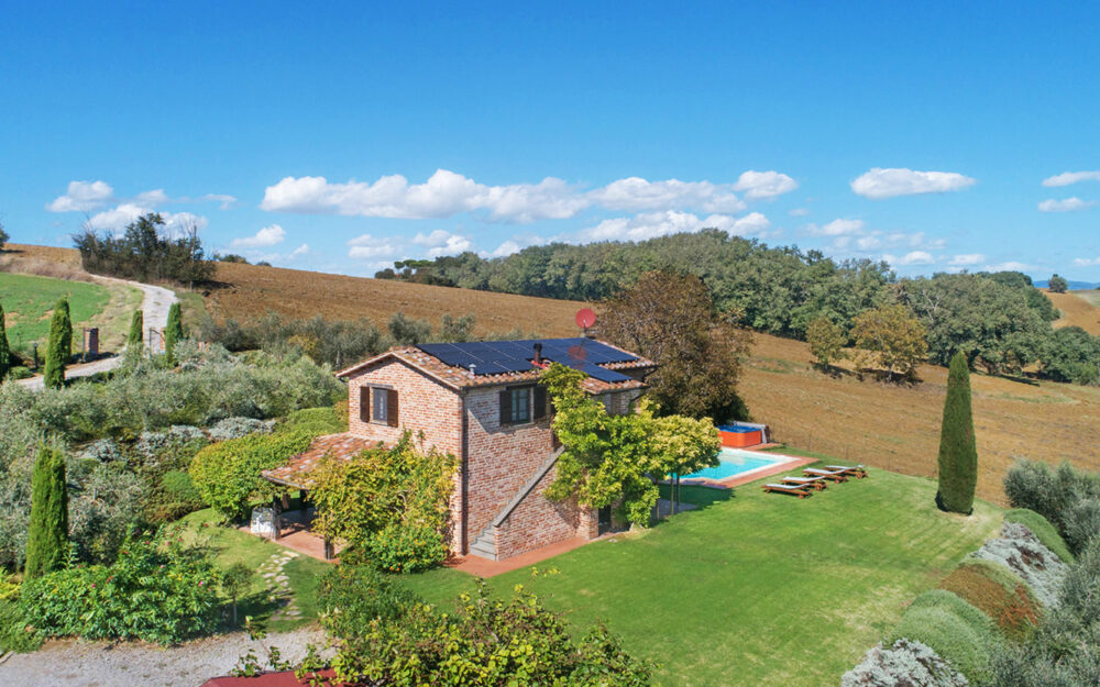 CHARACTERISTIC 2 BDR FARMOUSE WITH SWIMMING POOL, CASTIGLIONE DEL LAGO, PERUGIA, UMBRIA