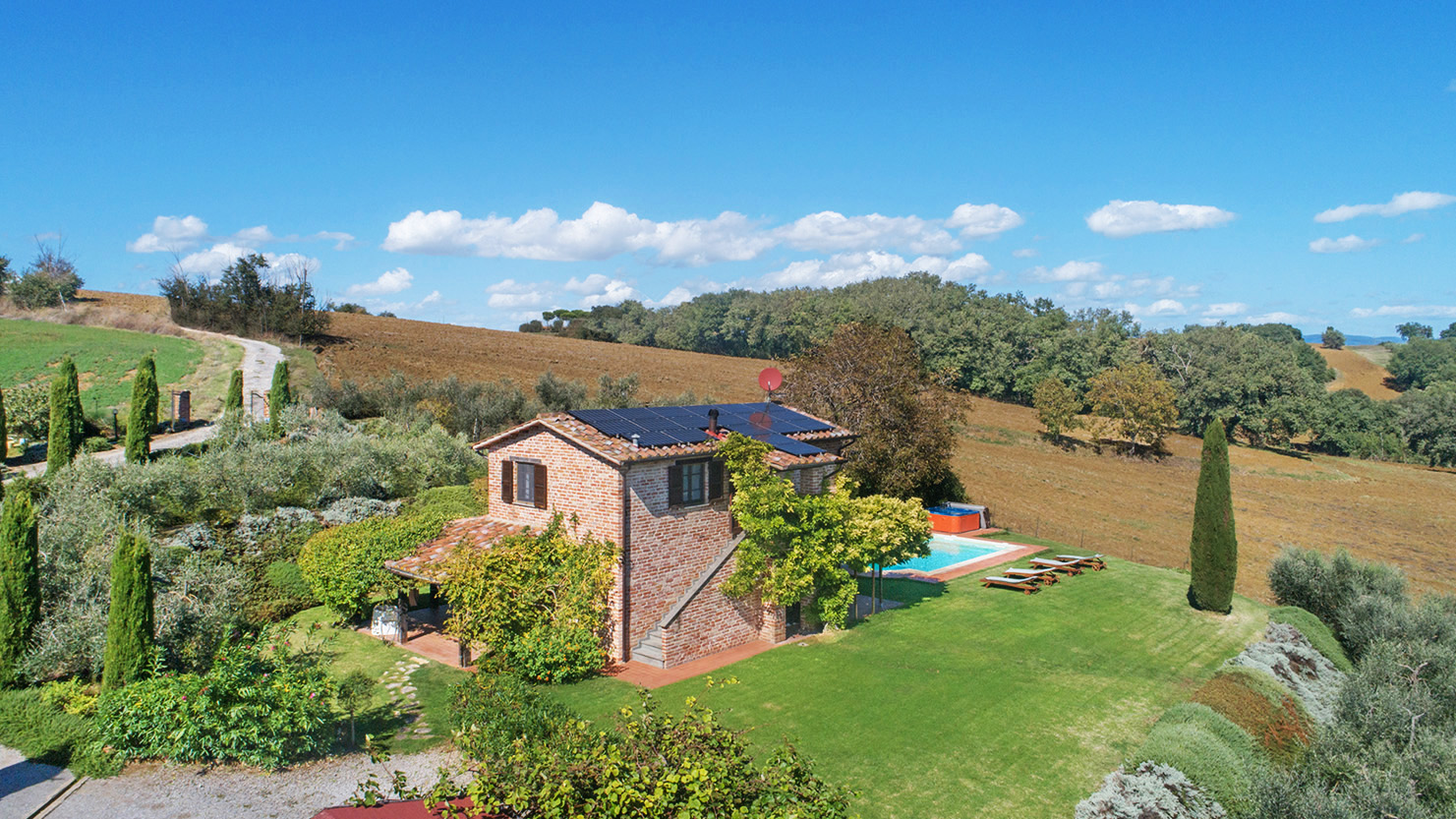 CHARACTERISTIC 2 BDR FARMOUSE WITH SWIMMING POOL, CASTIGLIONE DEL LAGO, PERUGIA, UMBRIA