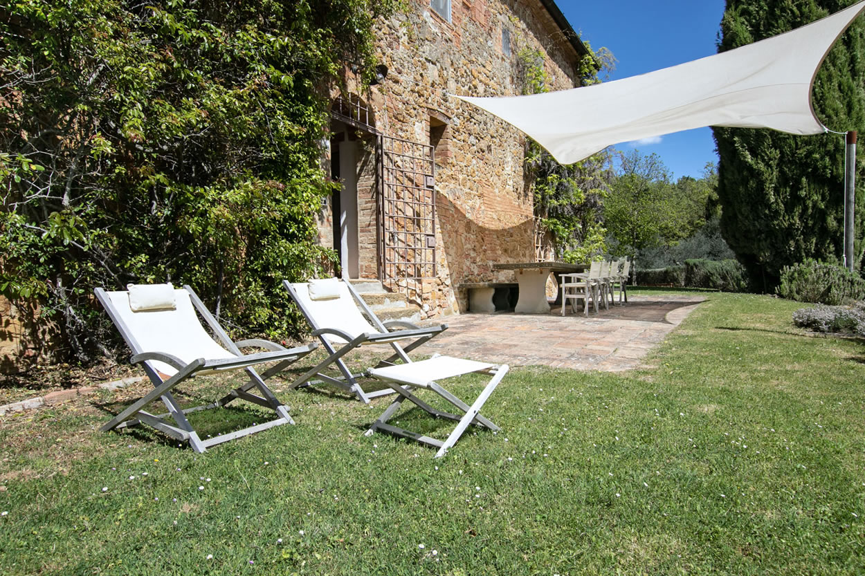 STUNNING 8 BDR FARMHOUSE WITH SALTED SWIMMING POOL, MONTALCINO, SIENA, TUSCANY