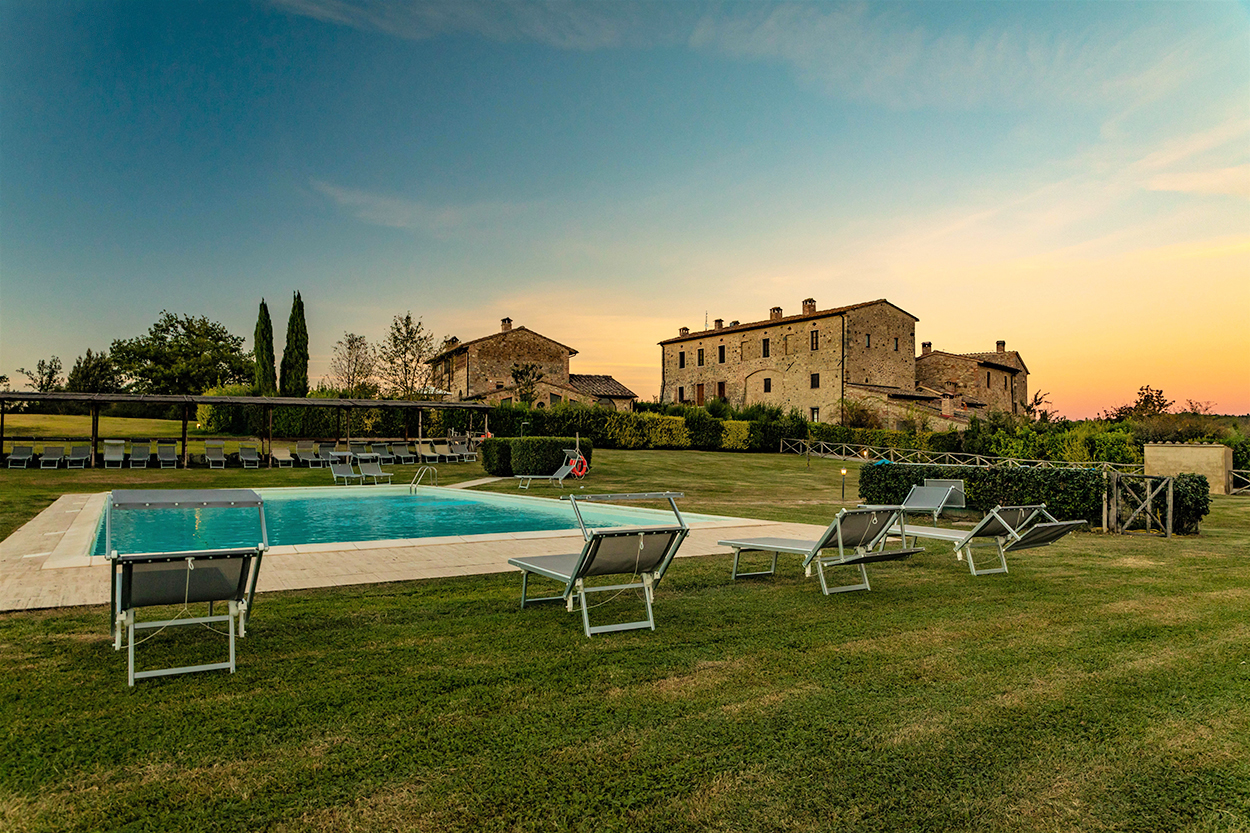 CHARMING 3 BDR APARTMENT, GARDEN, SHARED POOL, COLLE VAL D’ELSA, SIENA, TUSCANY