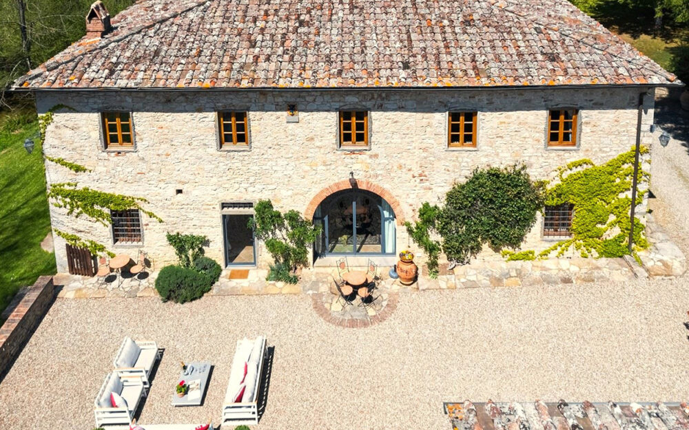 STUNNING 7 BDR FARMHOUSE WITH PRIVATE POOL IN GAIOLE IN CHIANTI, SIENA, TUSCANY