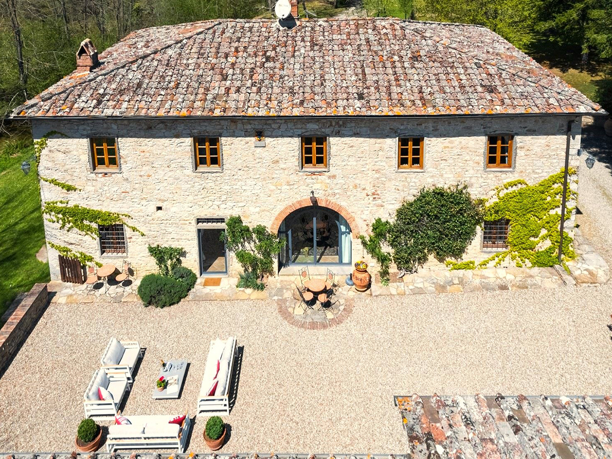 STUNNING 7 BDR FARMHOUSE WITH PRIVATE POOL IN GAIOLE IN CHIANTI, SIENA, TUSCANY