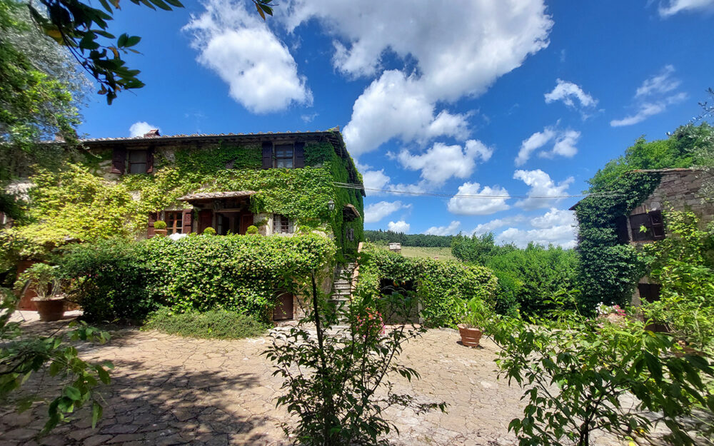 ELEGANT 8 BDR FARMHOUSE, SWIMMING  POOL AND VINEYARD, CASTELLINA IN CHIANTI, SIENA, TUSCANY