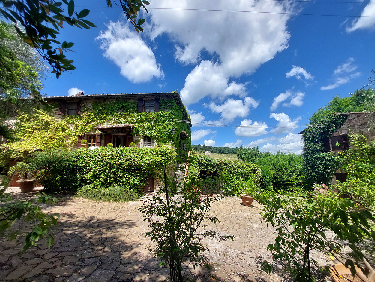 ELEGANT 8 BDR FARMHOUSE, SWIMMING  POOL AND VINEYARD, CASTELLINA IN CHIANTI, SIENA, TUSCANY