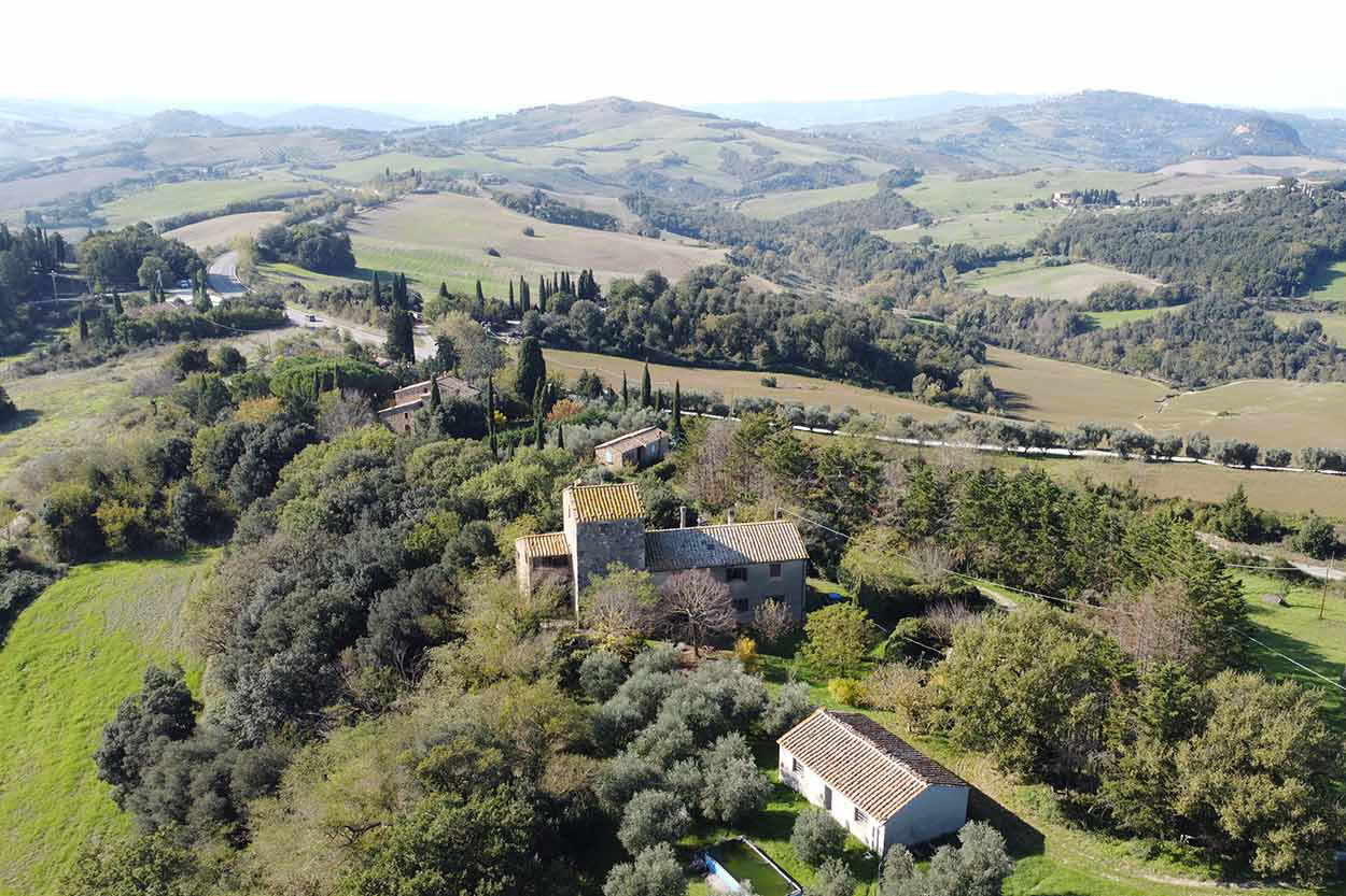 CHARMING 5 BEDROOM TUSCAN FARMHOUSE, POOL, PANORAMIC VIEWS, VOLTERRA, PISA, TUSCANY