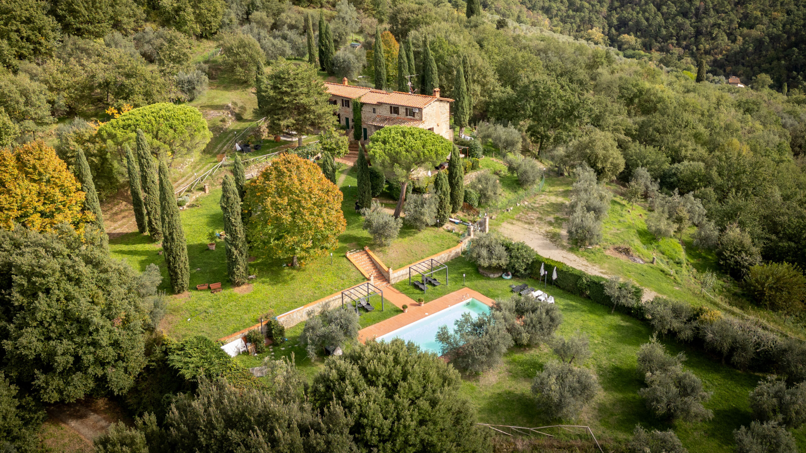 CHARMING 7 BDR FARMHOUSE, GUEST HOUSE, POOL, OLIVE GROVE, REGGELLO, FLORENCE, TUSCANY