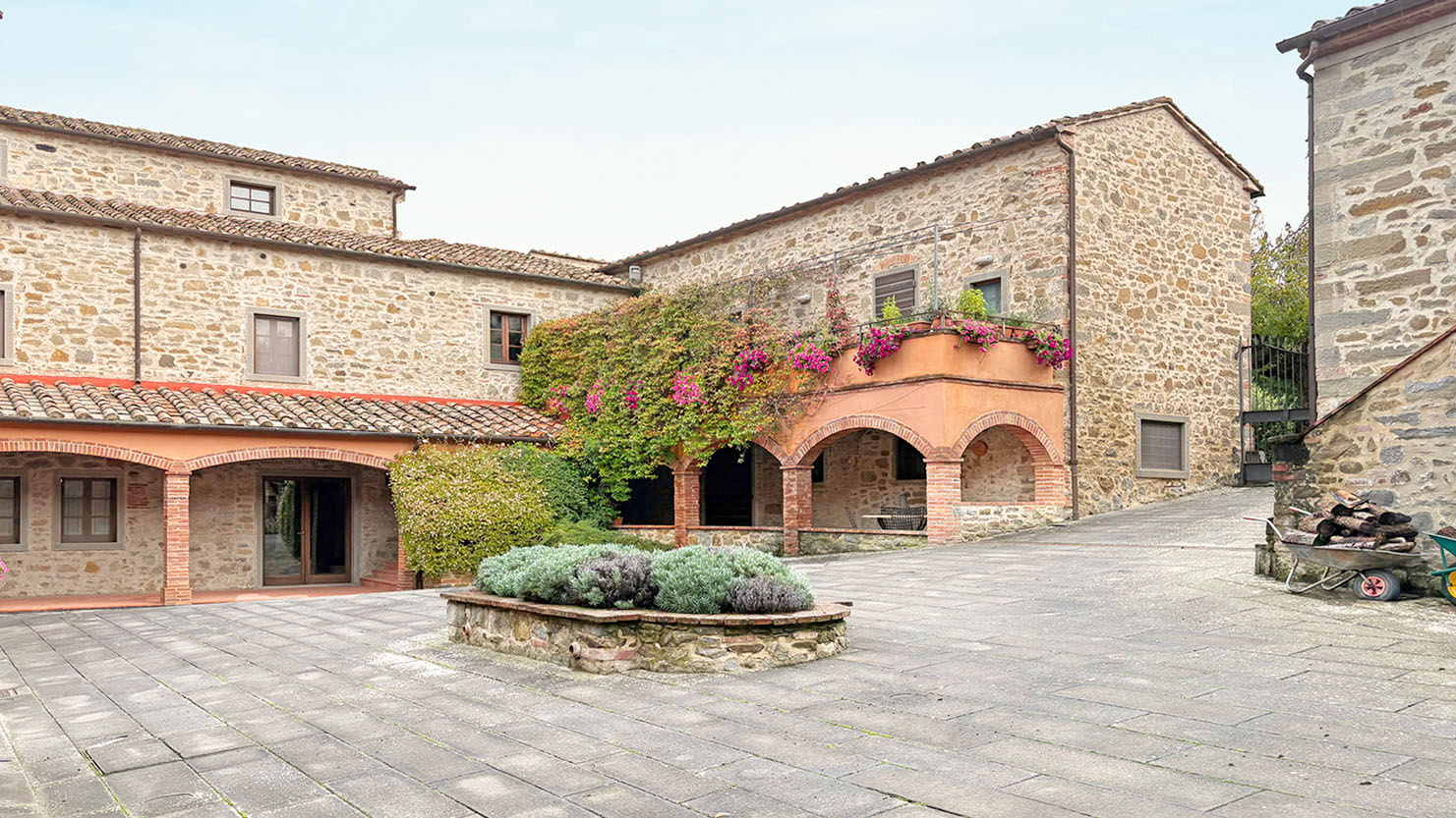 CHARMING 2 BDR APARTMENT IN COMPLEX WITH POOL, CORTONA, AREZZO, TUSCANY