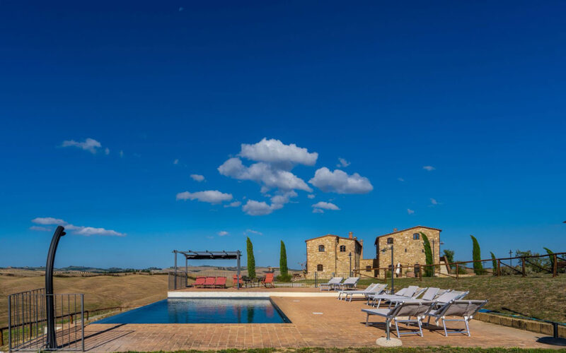 SCENIC 2 BDR APARTMENT IN RESTORED BORGO, PANORAMIC INFINITY POOL, ASCIANO, SIENA, TUSCANY