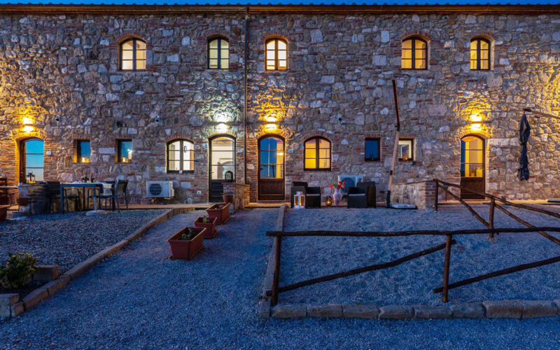 SCENIC 2 BDR APARTMENT IN RESTORED BORGO, PANORAMIC INFINITY POOL, ASCIANO, SIENA, TUSCANY